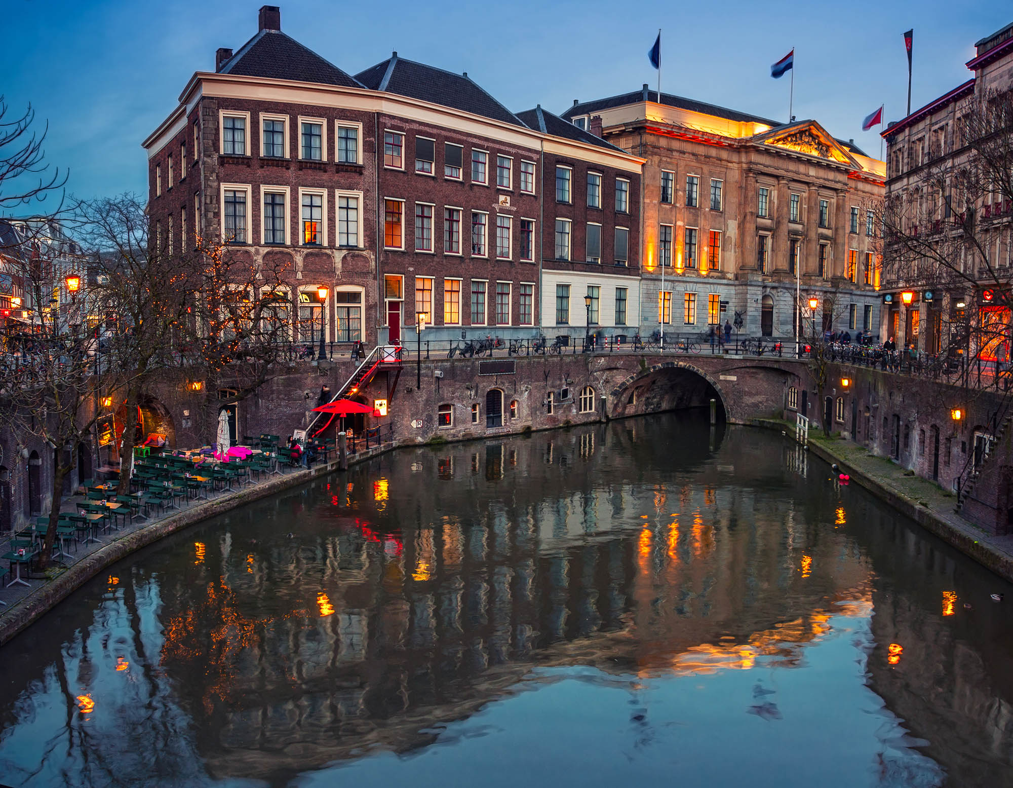 Illuminate oudegracht area in Utrecht city center